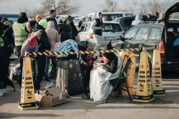 Una nonna e i bambini in fuga dalla guerra. Sono arrivati a Mantova in sei, la Caritas si è già attivata