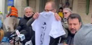 Salvini contestato in Polonia, sindaco gli mostra t-shirt con Putin – Video