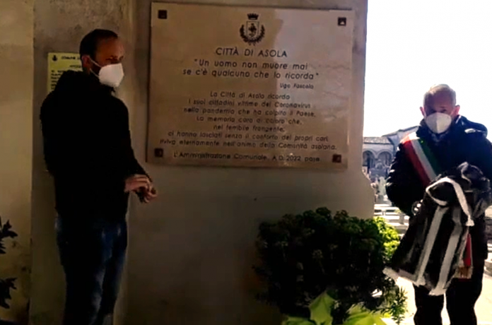 Al cimitero di Asola scoperta una targa a ricordo delle vittime del Covid