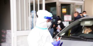 Covid oggi Lombardia, 8.555 contagi e 26 morti. A Milano 2.893 casi