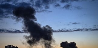 Ucraina, Mariupol bombardata anche dal mare. A Kiev colpito un palazzo di 12 piani