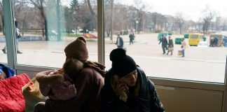 Ucraina, attacco teatro Mariupol: da satellite visibile scritta ‘bambini’ in cortile