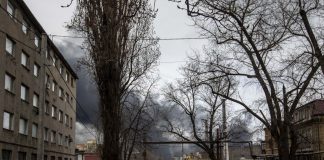 Russi si allontanano da Kiev, arrivano von der Leyen e Borrell