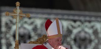 Una famiglia ucraina e una russa alle ultime stazioni della Via Crucis