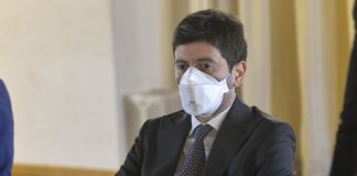 Speranza firma ordinanza, fino al 15/6 mascherine per trasporti e cinema
