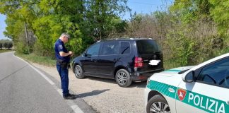 Non ricorda più dove ha parcheggiato l’auto, gliela trovano i vigili urbani