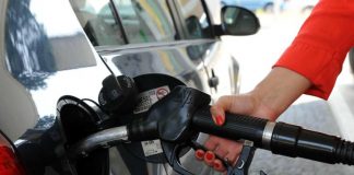 Prezzo benzina e diesel, ancora in calo: quanto costano oggi