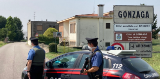 Indagato per resistenza a pubblico ufficiale, viola i domiciliari e viene trasferito in carcere.