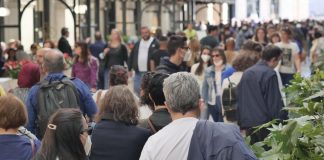 Covid oggi Italia, Rt e incidenza in calo: aumentano ricoveri