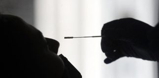 Omicron, Clerici: “Sintomi più lievi, ma rischio long covid non cambia”