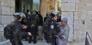 Scontri su Spianata Moschee, decine di feriti