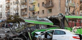 Guerra Ucraina, fonti Kiev: “A Mariupol russi disseppelliscono corpi nei cortili”