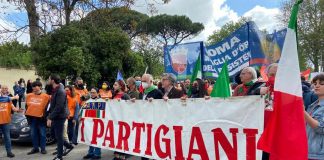 25 aprile, a Roma il corteo Anpi: polemiche per striscioni anti Usa e Nato