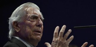 Covid, Mario Vargas Llosa ricoverato in clinica di Madrid