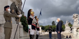 25 aprile, Mattarella rende omaggio all’Altare della patria