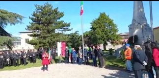 Medole, tanta gente a cantare “Bella Ciao” con Ruzzenenti. L’Anpi critica il sindaco
