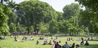 Covid Italia, Rezza: “Virus non va in vacanza, a Pasqua incontri all’aperto”