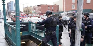 New York, spari in metro: continua la caccia all’uomo