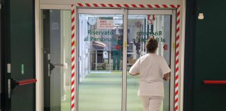 Covid Italia, Iss: “Aumentano reinfezioni: donne, giovani e sanitari più a rischio”