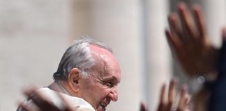 Papa, in 100mila per Urbi et Orbi: “Ucraina trascinata in guerra insensata”