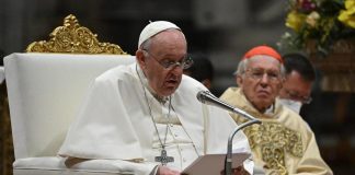 Pasqua, Papa alla veglia annuncia in ucraino: “Cristo è risorto”