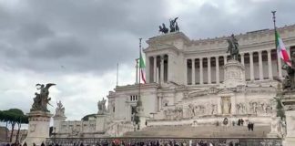 Roma, drone cade su Palazzo Venezia: denunciato turista