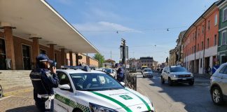 Ubriaco danneggia vetrina e auto e si scaglia contro gli agenti: daspo e denuncia per un 39enne