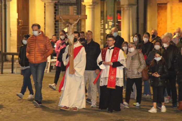 Tanti fedeli a Suzzara per la processione del Venerdì Santo