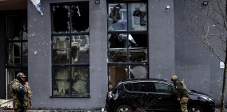 Ucraina, il massacro di Bucha tra fosse comuni e cittadini giustiziati per strada. “Crimini di guerra russi”