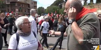 25 aprile, Vauro ‘contestato’ in piazza: “Ma cosa dice?”