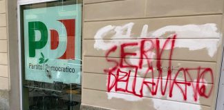 25 aprile, imbrattata sede Pd a Torino: “Servi della guerra e della Nato”