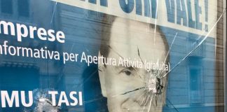 Presa a martellate la vetrata della sede di Forza Italia in città Presa a martellate la vetrata della sede di Forza Italia in città
