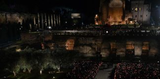 Pasqua, diecimila persone alla Via Crucis col Papa al Colosseo