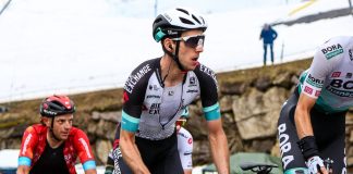 Simon Yates vince la crono di Budapest, Van der Poel resta in rosa