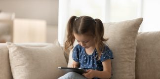 Screen-Time, è emergenza l’abuso del cellulare da parte dei bambini