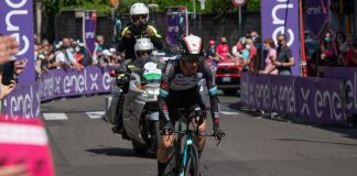 Simon Yates vince 14^ tappa a Torino, Carapaz maglia rosa