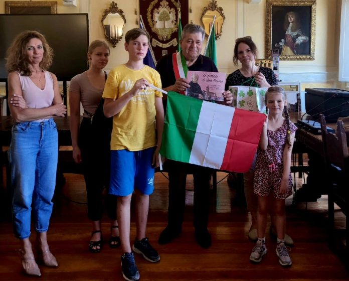 La famiglia ucraina ospitata a Bozzolo torna in patria con in dono il fumetto su don Mazzolari