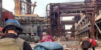 Azovstal, media russi: 9 militari fuori con bandiera bianca