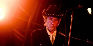 Bob Dylan, venduto per 60.500 dollari testo autografato di una canzone