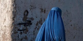 Afghanistan, talebani impongono alle donne il burqa in pubblico