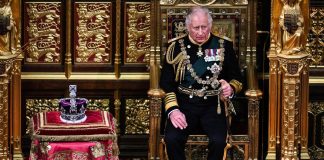 La prima volta di Carlo a Westminster, il principe parla al posto della Regina