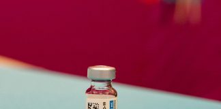 Vaccino covid Johnson & Johnson, rischio trombosi rara: Fda limita uso