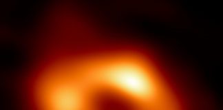 Universo, svelata la prima immagine del buco nero al centro della Via Lattea