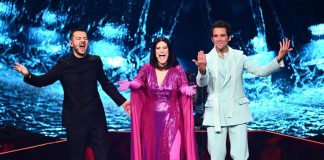 Eurovision, tifo e bandiere per i concorrenti ucraini, omaggio a Raffaella Carrà