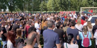 Oltre 500 persone per l’ultimo saluto a Dimitri. Il Vescovo Busca: “Hai servito l’assist per il gol al piccolo Edo”