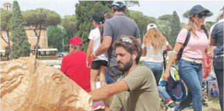 A Piazza di Siena un albero abbattuto diventa opera d’arte