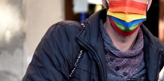 Omofobia, 16enne aggredito a calci e pugni: “Non vogliamo gay in famiglia”