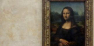 Louvre, visitatore tira una torta contro la Gioconda
