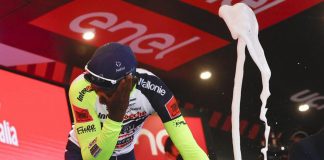 Giro d’Italia 2022, tappo spumante nell’occhio: Girmay si ritira