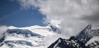 Svizzera, crollo seracchi sul Grand Combin. “Ci sono vittime”